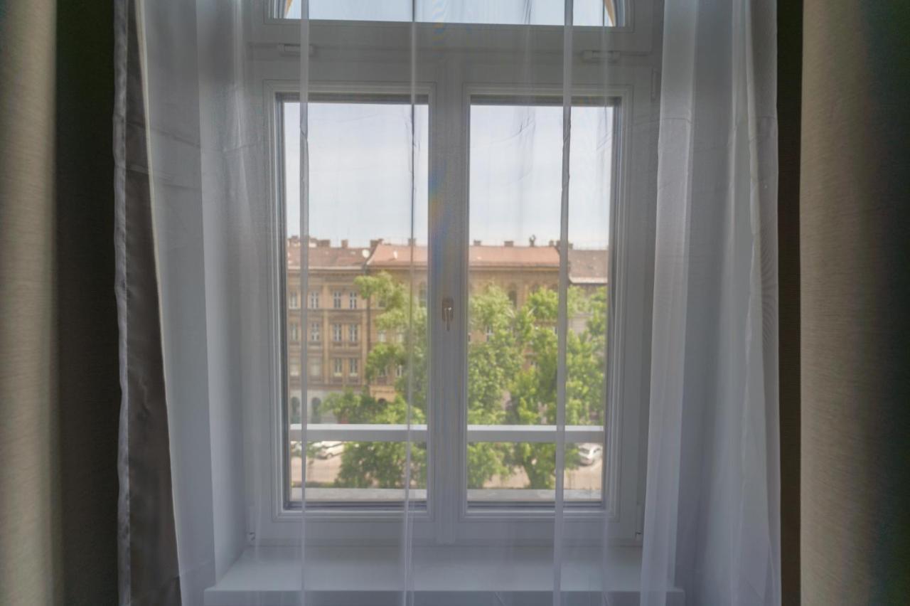 Downtown Heart 3bdr Jokai Square Ac Apartamento